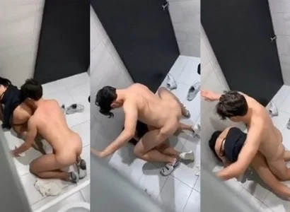 Họ trong quán bar đang quan hệ thì bị quay lén trong WC
